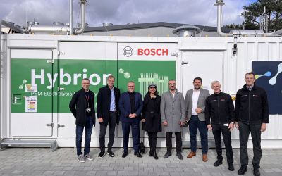 Foto: v.l.n.r. Dr. Matthias Welter (Vice President Engineering Innovation Center Bosch), Dr. Stefan Becher (Power Solutions, Product Management Fuel Cell Mobility Solutions Bosch), Gabor Beyer (CEO RYZE), Luzi Teber (Head of Costumer Solutions RYZE), Erhan Eren (Managing Director Europe Wrightbus), Gregor Creslovnik (Key Account Manager - Süd Wrightbus), Dr. Martin Weidemann (Vice President Engineering Innovation Center Bosch), Ralph Troppmann (Technical management Bosch).